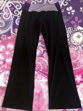 Champion Powertrain women’s athletic leggings. Flared leg style and Mid-rise.